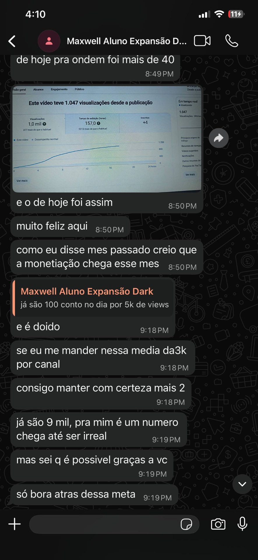 Conversa real de WhatsApp com aluno relatando resultados de monetização do canal